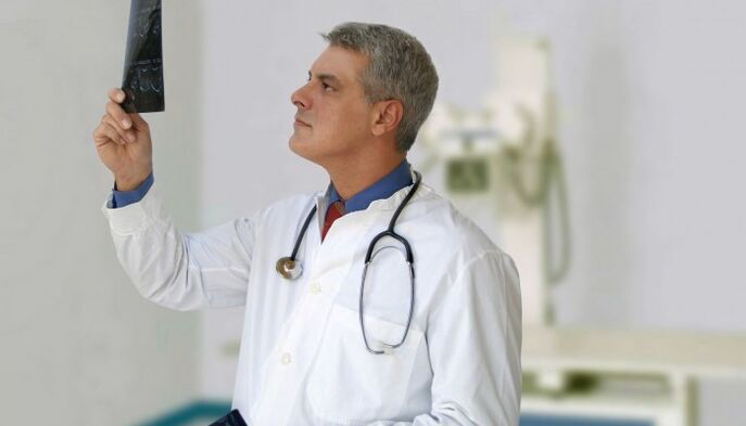 arts onderzoekt röntgenfoto om nekpijn te diagnosticeren