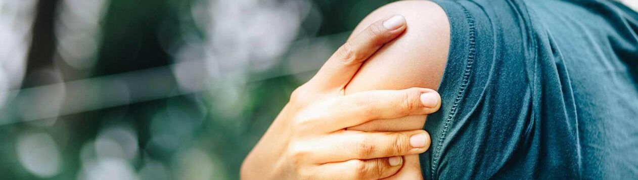Artrose van het schoudergewricht gaat gepaard met pijn en ongemak in het schoudergebied